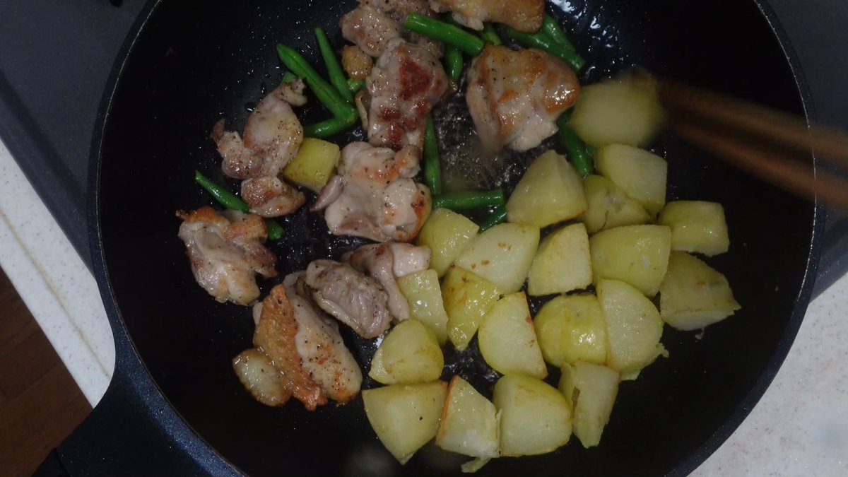 ouchi_kitchen7's tweet photo. タサン志麻さんの「カリカリじゃがいもと鶏のソテー」を作りました。
3つの素材と塩・こしょうだけの味つけで、皮ごと蒸したじゃがいもの甘みを味わえる一品です。
 #鶏もも肉　#じゃがいも 　#いんげん
https://t.co/j5UbnHo90K https://t.co/7cWmpe8nZx