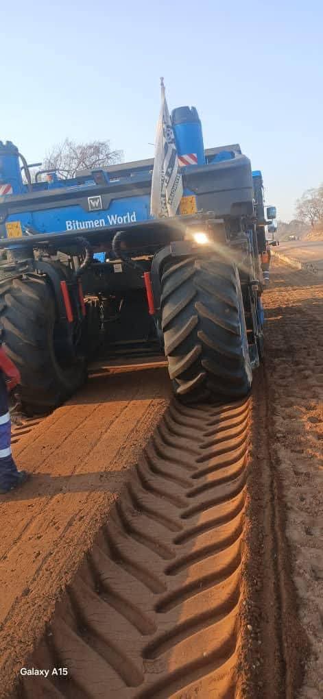 Patsime_Zw's tweet image. #ProgressUpdate

The transformation of our iconic Harare-Beitbridge Highway is roaring ahead! Construction is in full swing on the crucial 16km Ngundu Section dualization.
We&apos;re building a safer, faster, and modern highway for Zimbabwe&apos;s future.