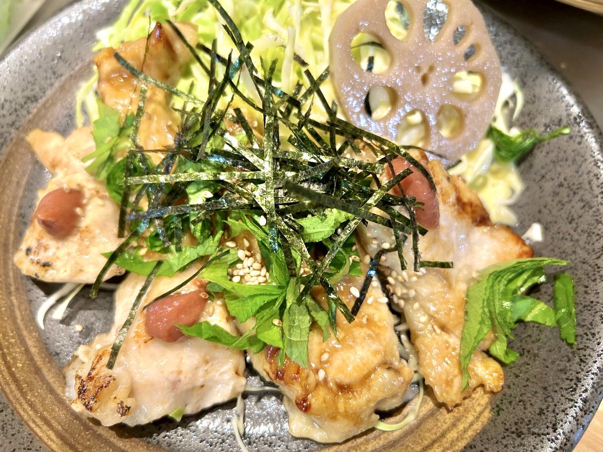 本日のメニューはこちら✨
さっぱりとした鶏むね肉に大葉と梅肉を添えた女性人気のヘルシー定食です🐓
是非皆様のご来店心よりお待ちしております🌸