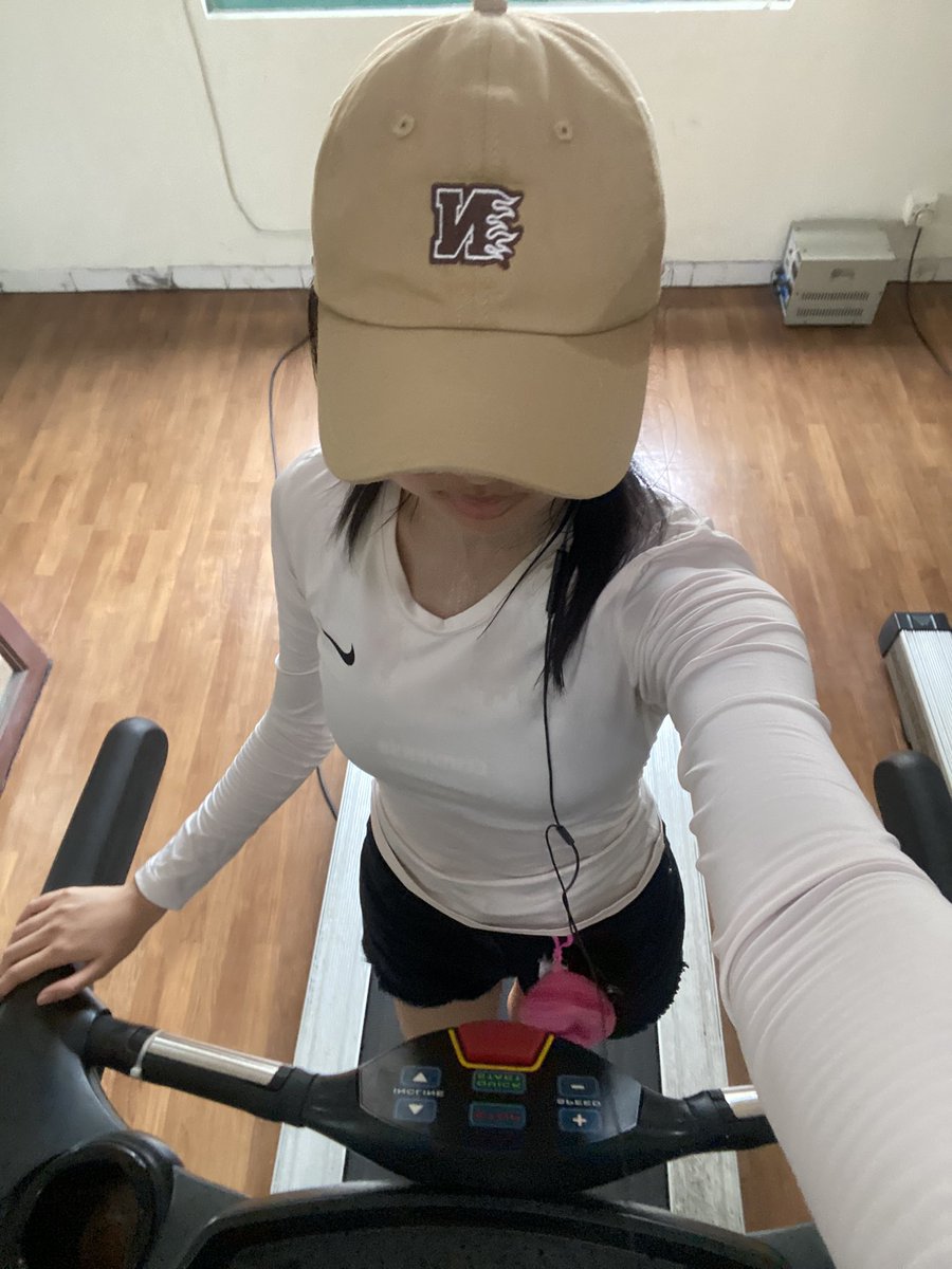 #NayHealth habis olahraga sama nala nina kimmy 🏋️‍♀️ muka aku udah merah bgt guys…😗👍🏻
