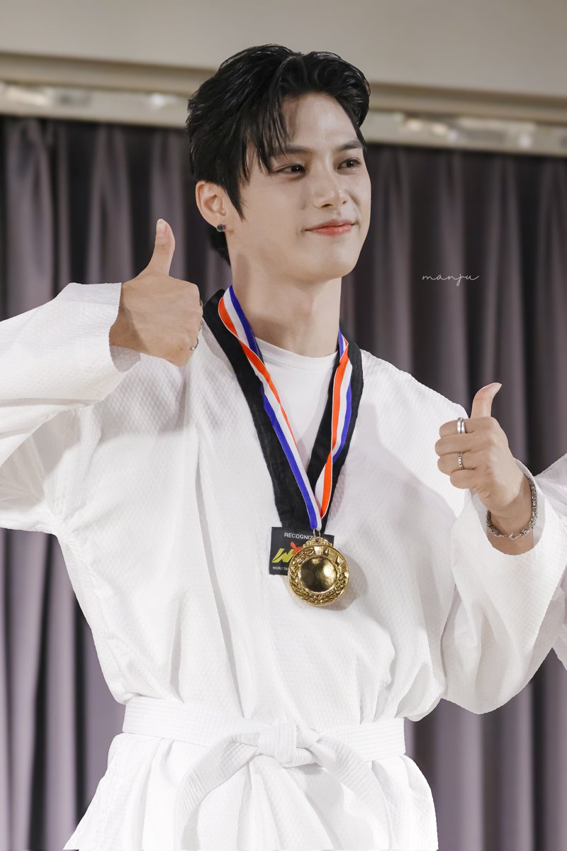 250907 내추럴리 대면 

무려 흰띠로 금메달 따 온 재준선배🥇

#재준 #이재준 #JAEJUN #인어미닛 #InAMinute
