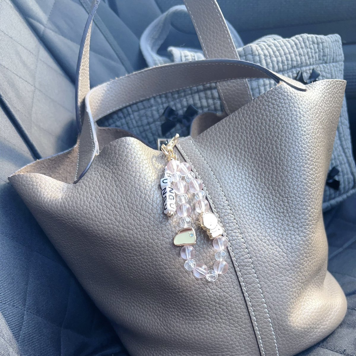 チャームつけておでかけ中…🚙
フロントガラスに10㌢くらいの超足長グモが登場🕷️(;o;)😭🫨
びっくりしすぎて心臓止まるかと思った😱

車の外側に張り付いてただけだったけど
車内にいたらパニックで事故ってたかもしれません😱

クモさんはいい虫だけど
見た目がまぁまぁパンチあるからびびりますね🕷️