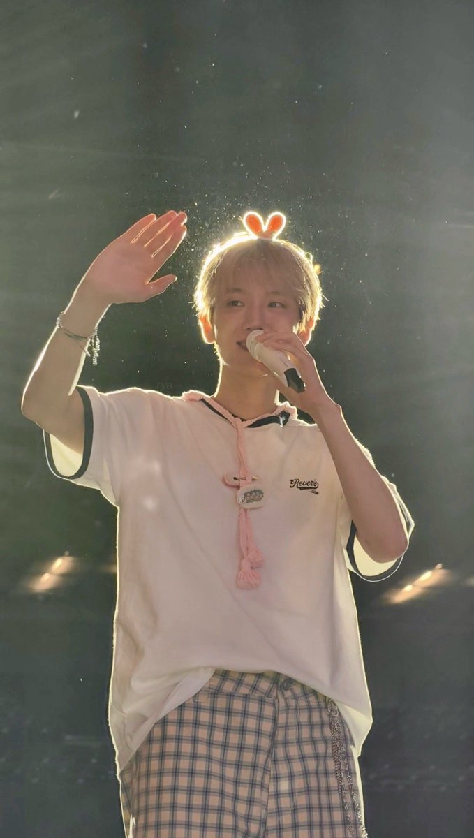 rayaya1133's tweet photo. The 1one who lights up my little world 

#BAEKHYUN #백현 #ReverieTour 
#ReverieBANGKOK https://t.co/b5ovUIhCm8