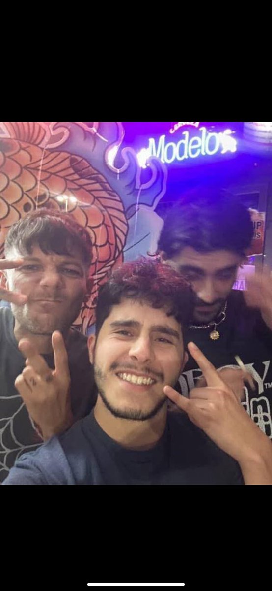 Zayn y Louis recientemente con un fan en NYC!