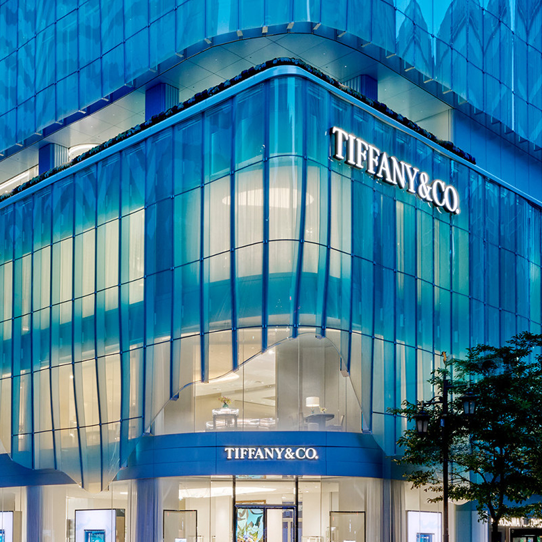 TiffanyAndCo's tweet photo. 建築家の青木 淳氏によるウィス���リアをイメージしたファサードのデザインが際立つ「ティファニー 銀座」