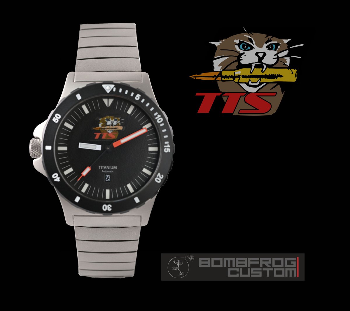 Bombfrog's tweet image. 🇩🇪 Unsere TITAN Uhr erstrahlt in einem ganz besonderen Look – das Zifferblatt wurde exklusiv mit dem Logo von TTS veredelt.
So wird aus einer edlen Uhr ein einzigartiges Statement-Piece, das Stil und Markenidentität perfekt verbindet. ⌚️💎

🔱💣🐸