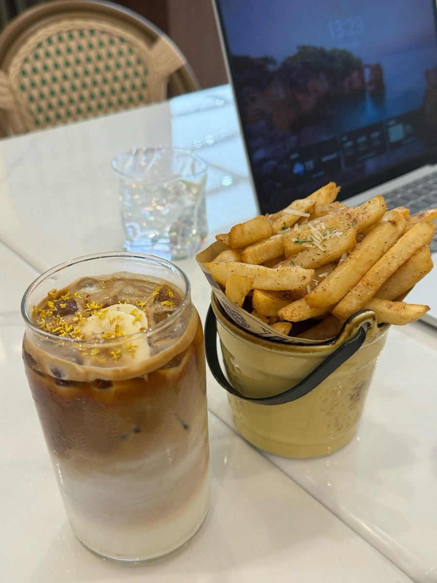 ☕🍟 アイスラテとポテトの組み合わせ、これだけで私の小さな幸せタイム