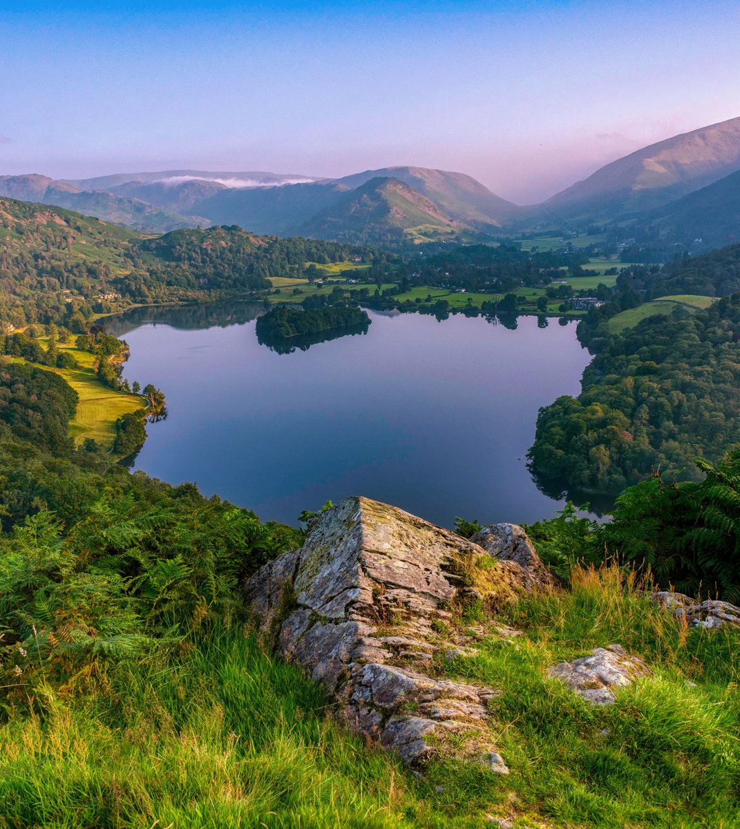 Morning everyone I hope you are well. As usual a bit of brightness to start the week. Descending from Loughrigg towards Grasmere. Have a great day.

#LakeDistrict