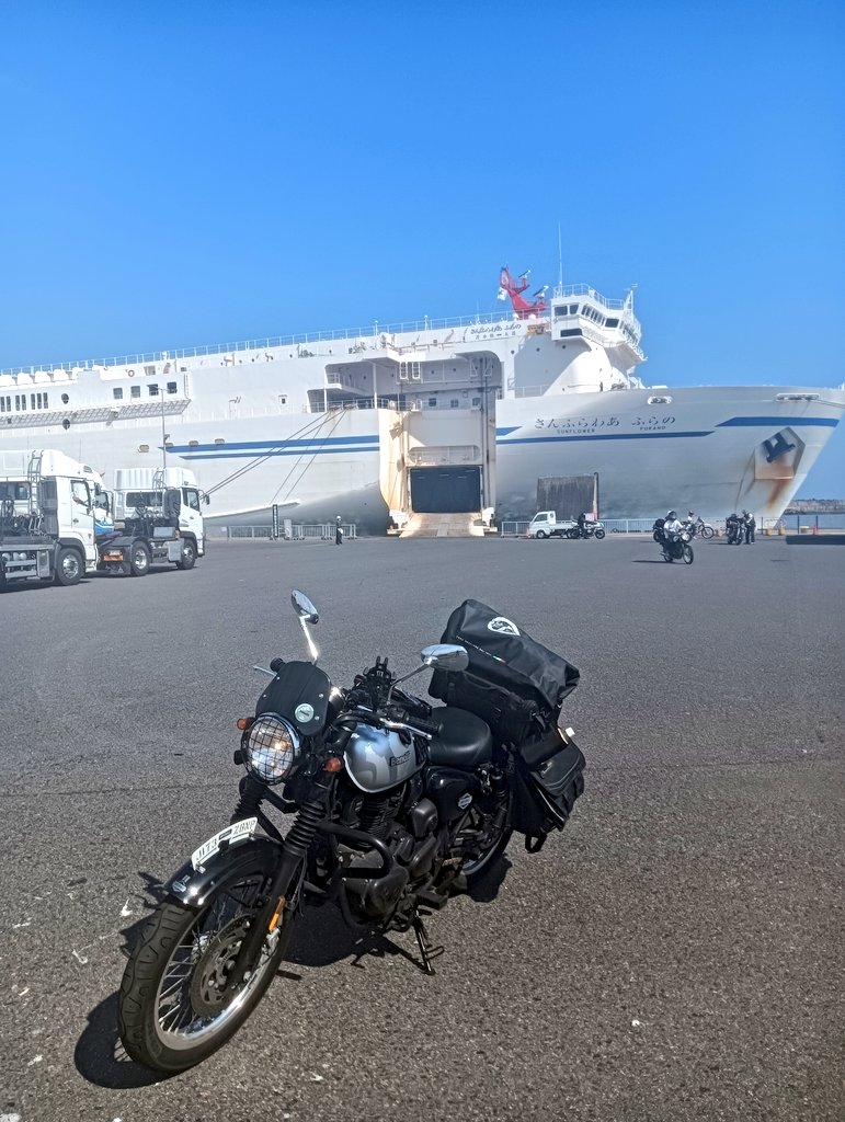 予定より早く大洗に到着🚢
ただいま！関東
こっちの気温を忘れてた💦暑すぎ
さっきの侍イケメン君が歩いてたのでクラクションで挨拶して気づいてくれた🤲
ネットやってないし二度と会うことはないんだろうな〜
まさに一期一会
 #ベネリ
 #インペリアーレ
 #北海道ツーリングたましか