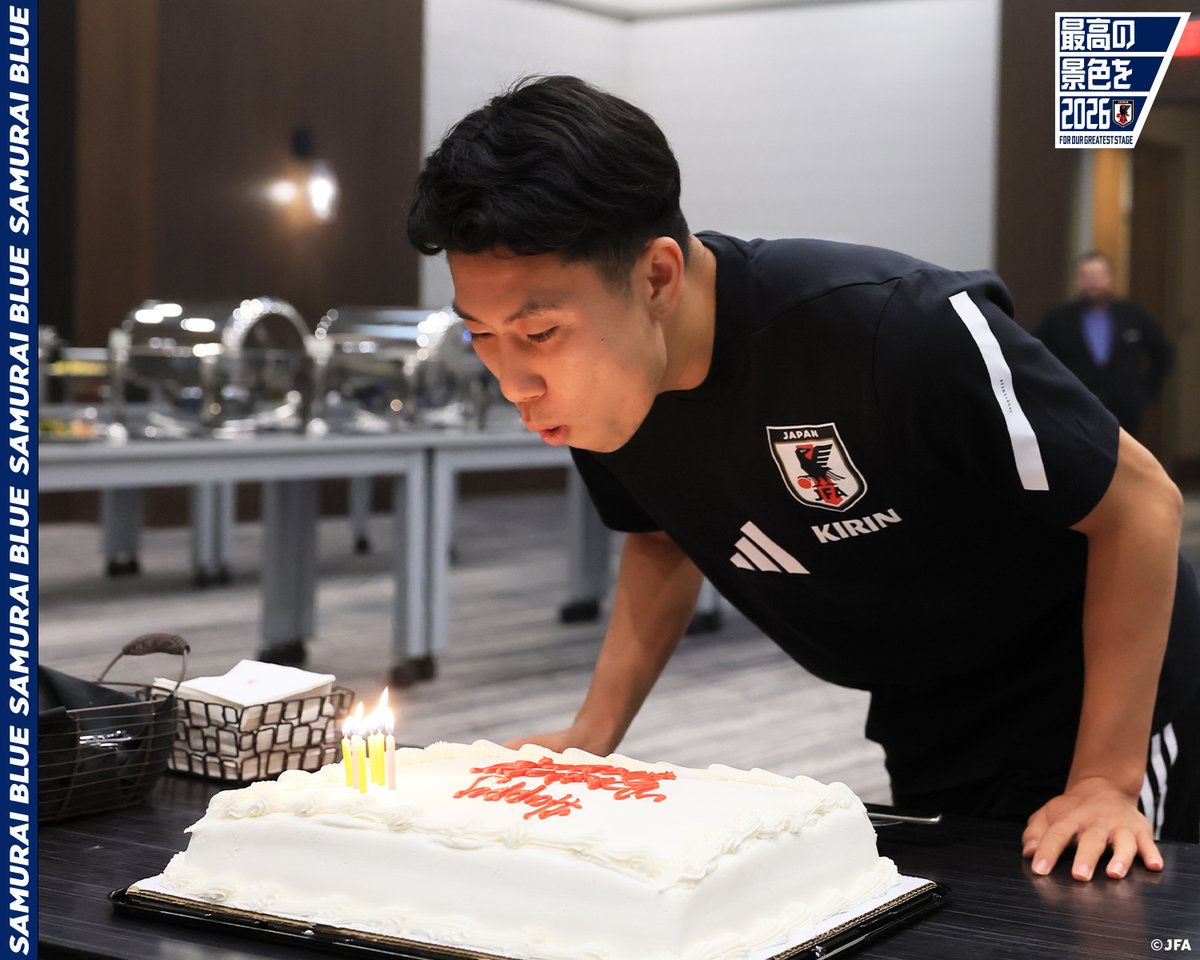 jfa_samuraiblue's tweet photo. 🎉𝙃𝘼𝙋𝙋𝙔 𝘽𝙄𝙍𝙏𝙃𝘿𝘼𝙔🎉

昨日9月7日に24歳の誕生日を迎えた #細谷真大 選手をチームでお祝い🎂

#最高の景色を #SAMURAIBLUE https://t.co/xFW3WQrOKI