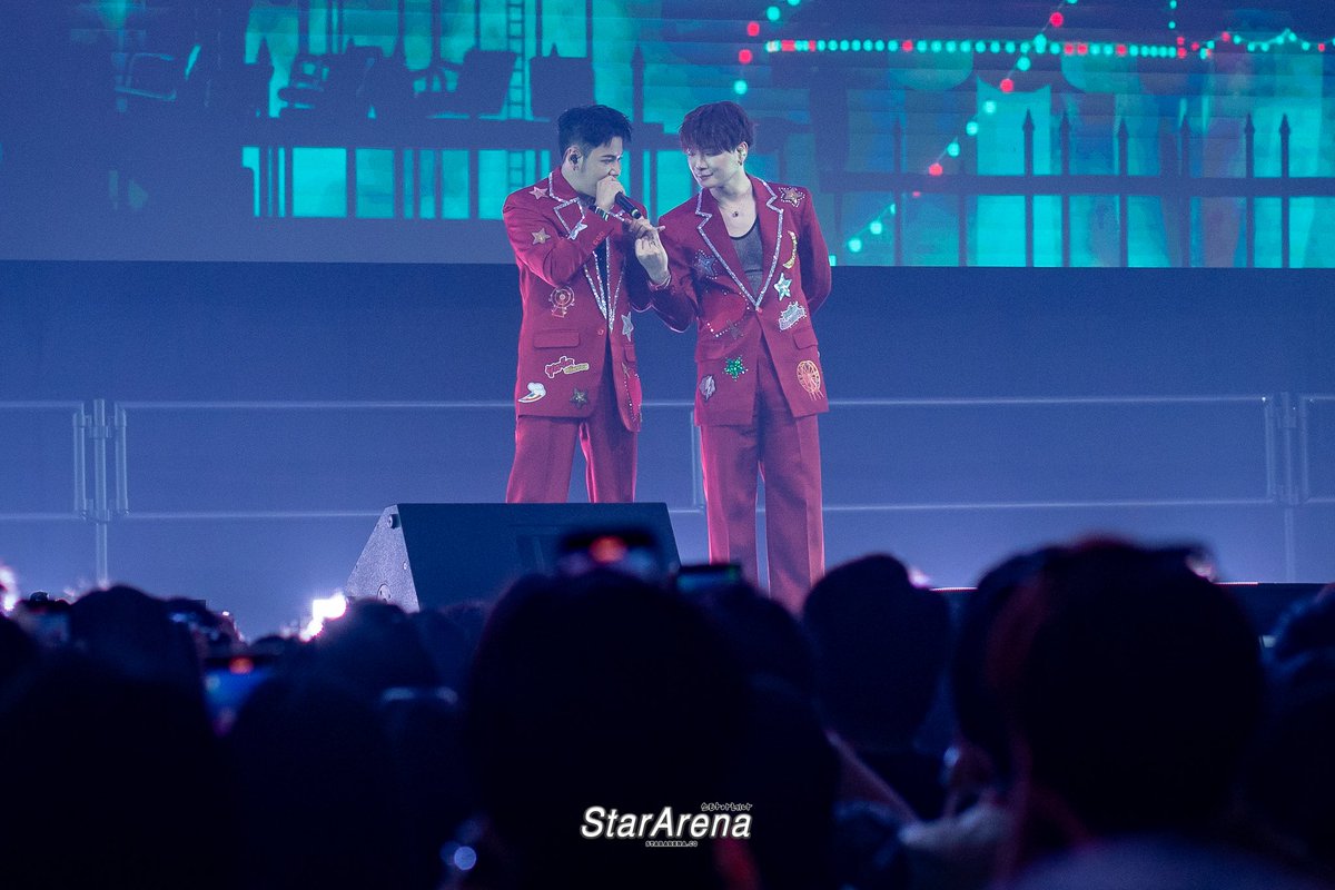 StarArena_'s tweet photo. 📸 PEBACA: What A Concert Singapore
KingMan says rawr why didnt you bring me along!

#PEBACAconcertSingapore #KristSingto #คริสสิงโต
#KristPerawat #SingtoPrachaya #สมุนจ้าวป่า https://t.co/yzLMZMxn94