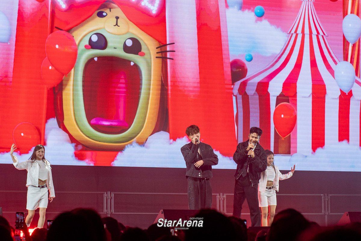 StarArena_'s tweet photo. 📸 PEBACA: What A Concert Singapore
KingMan says rawr why didnt you bring me along!

#PEBACAconcertSingapore #KristSingto #คริสสิงโต
#KristPerawat #SingtoPrachaya #สมุนจ้าวป่า https://t.co/yzLMZMxn94