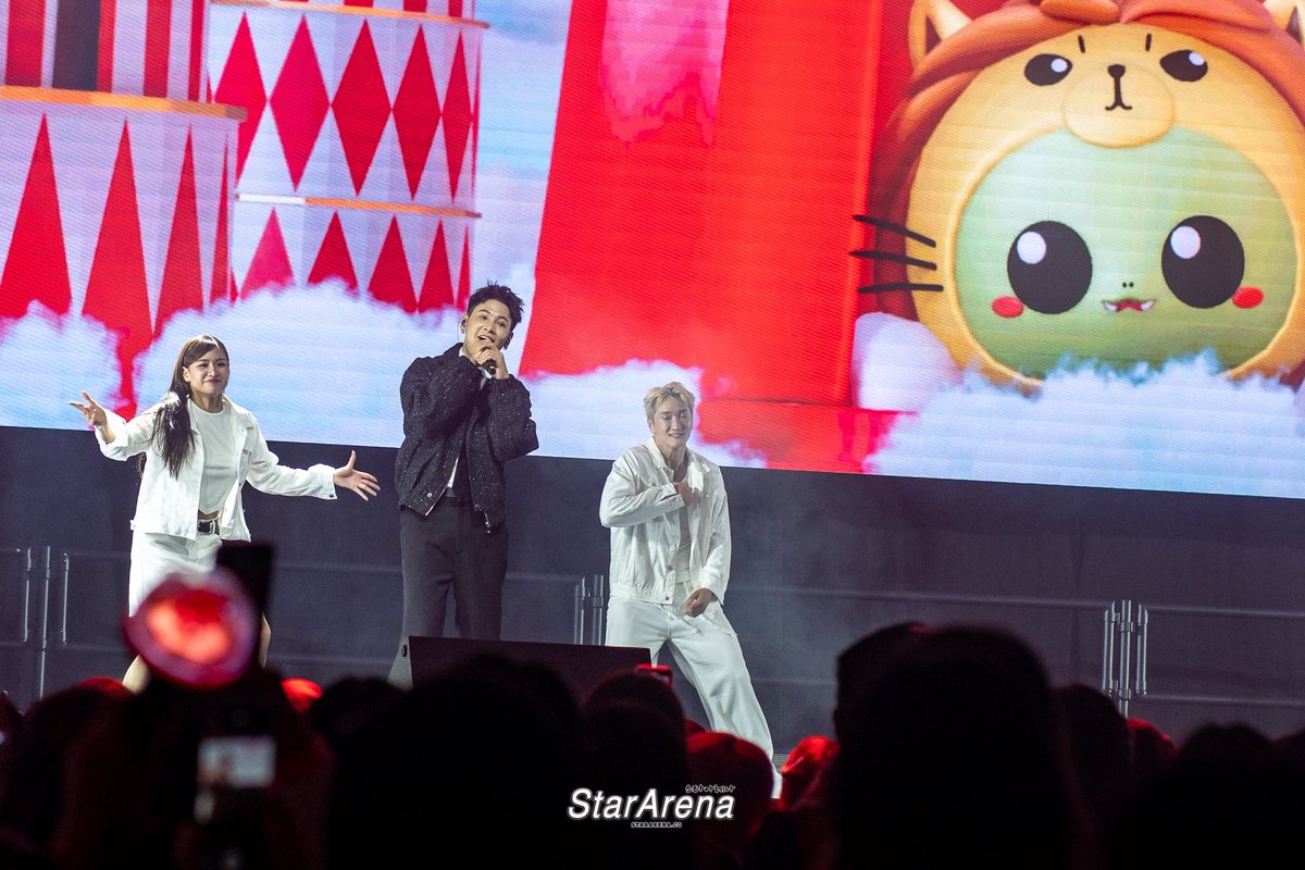 StarArena_'s tweet photo. 📸 PEBACA: What A Concert Singapore
KingMan says rawr why didnt you bring me along!

#PEBACAconcertSingapore #KristSingto #คริสสิงโต
#KristPerawat #SingtoPrachaya #สมุนจ้าวป่า https://t.co/yzLMZMxn94