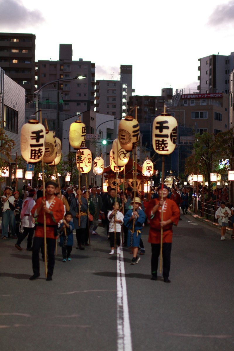 adachi_city's tweet photo. 千住の祭り！見どころ紹介✨  #今週末は千住へ行こう！
／
Part１千住本町五町会宵宮連合渡御
＼
前夜祭にあたる宵宮（よいみや）で、千住一～五丁目の神輿や獅子頭が旧日光街道を練り歩きます！
各町会の神輿などが集結する壮観な光景が見られるのは宵宮だけ✨今年で43回を迎える渡御行列は必見です！ https://t.co/7KhvJYImaY