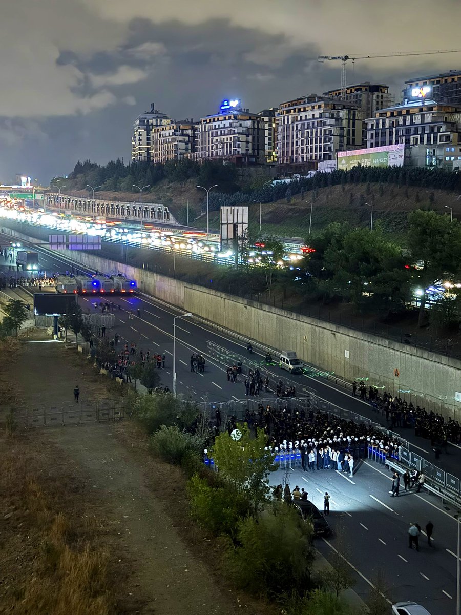 Gürsel Tekin, CHP’ye atanan bir kayyımdır. Arkasında siyasi iktidar vardır. Delili de bu fotoğraftır.