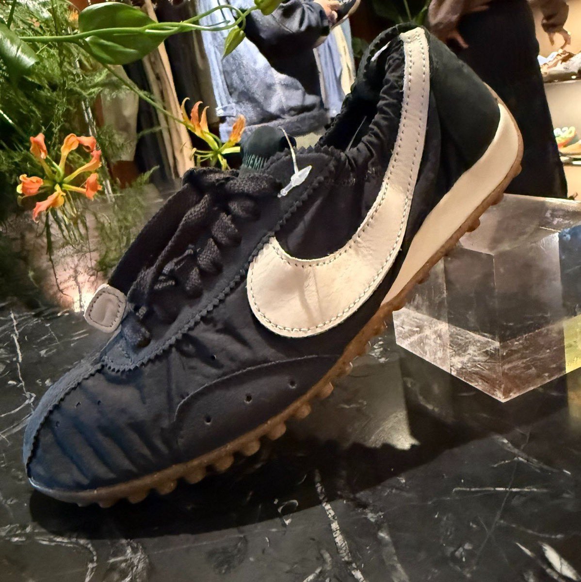 幻のムーンシューズにインスパイアされた Jacquemus x Nike Moon Shoe