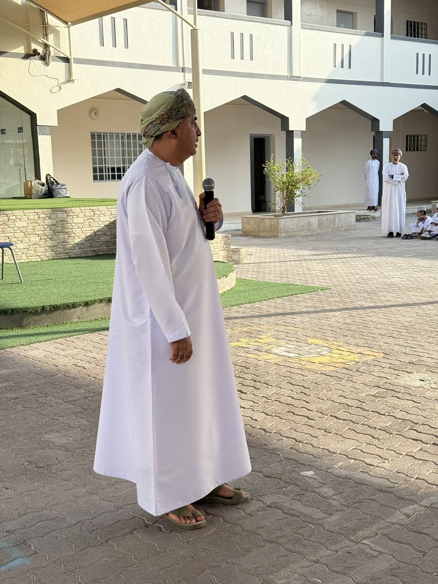 🔷| مشاركة الأستاذ سيف المحاربي في طابور الصباح لنعي المغفور له -بإذن الله- الطالب يوسف بن يحيى المحاربي، بمعية الأستاذ أحمد السيابي مدير المدرسة.
.