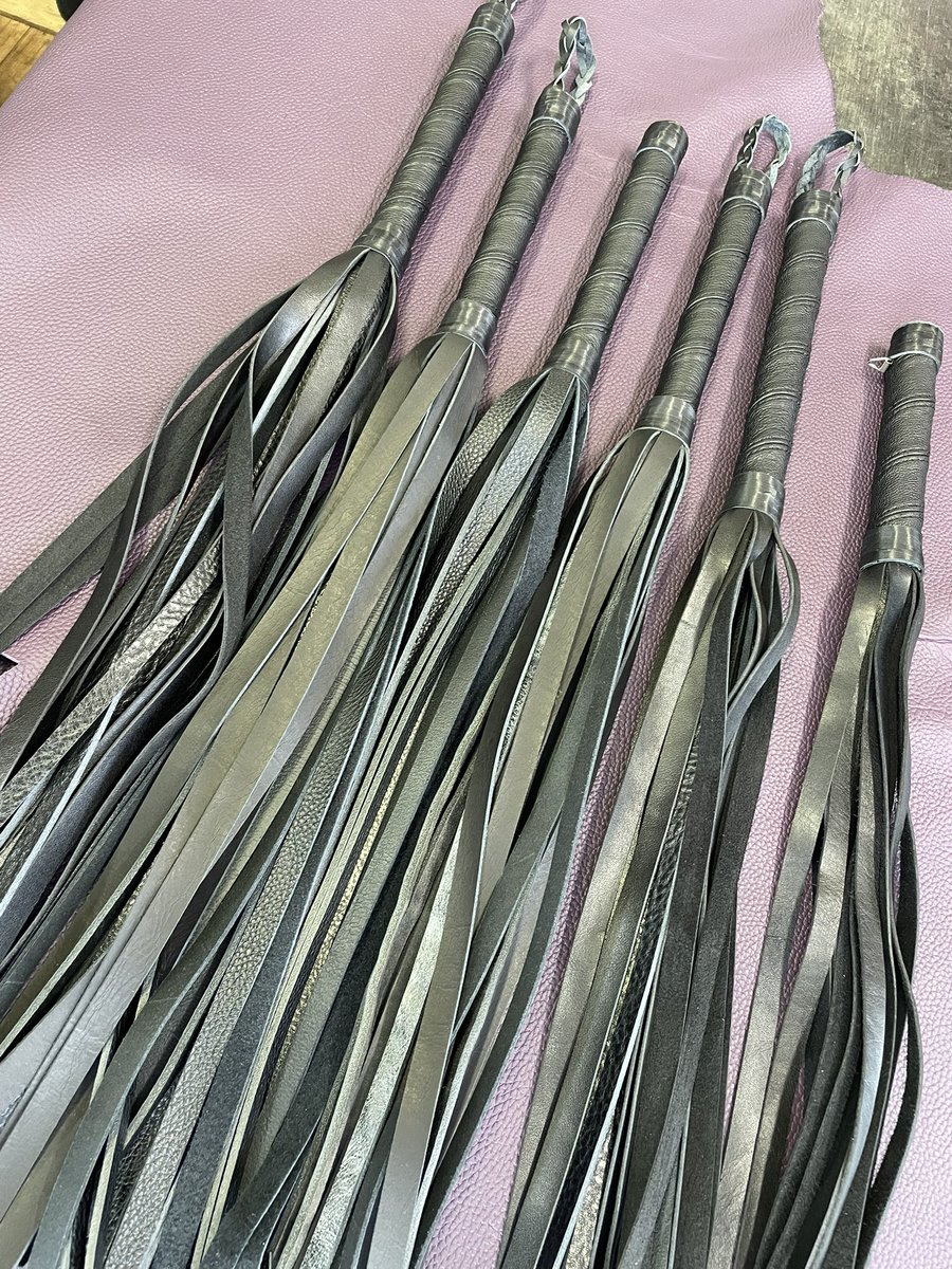 smtennosuke's tweet photo. 昨日から黒鞭を作ってる。後はハンドル部分の端の編み込み。

カラフルな鞭も良いけど、金属の金具もない黒革のみの鞭って好きだな。 https://t.co/BTynTtUSwy