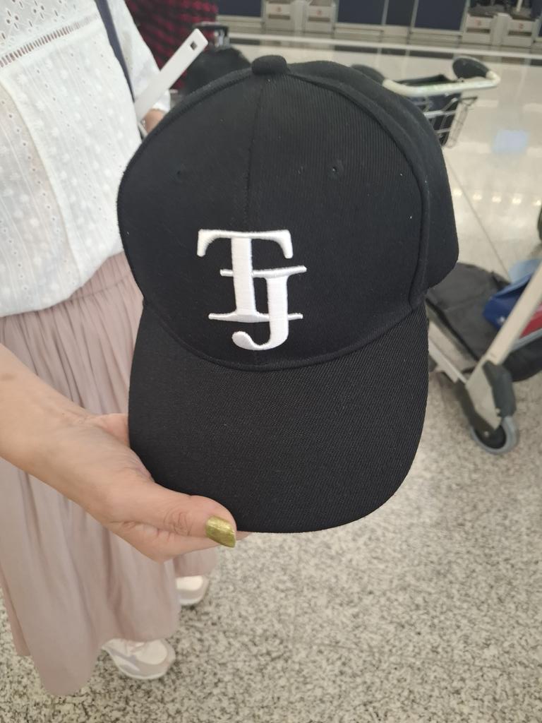 yocchanhk's tweet photo. 今香港空港出発ロビーでTJ の帽子を拾い、こちらに預けました
#拡散希望 #hongkongairport https://t.co/emAhyUPlch