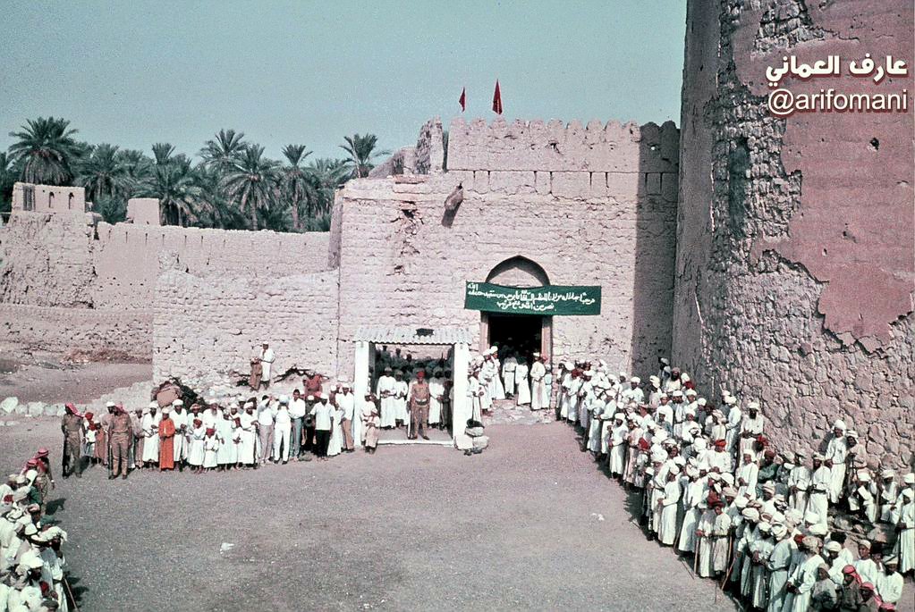 🌷اللهم اجعل هذا الصباح صباح خير لا يضيق لنا فيه صدر ولا يخيب لنا فيه أمر، واجعل لنا بكل خطوة توفيق وتيسير وأجر.🌷
#اللهم_امين
#صباح_الخير
#تراثي_هويتي
#تاريخ_عمان
#تاريخ_عمان_فخر_واعتزاز
(الصورة لأول زيارة لجلالة السلطان قابوس بن سعيد رحمه الله نزوى 1970م وجانب من استقبال أهل