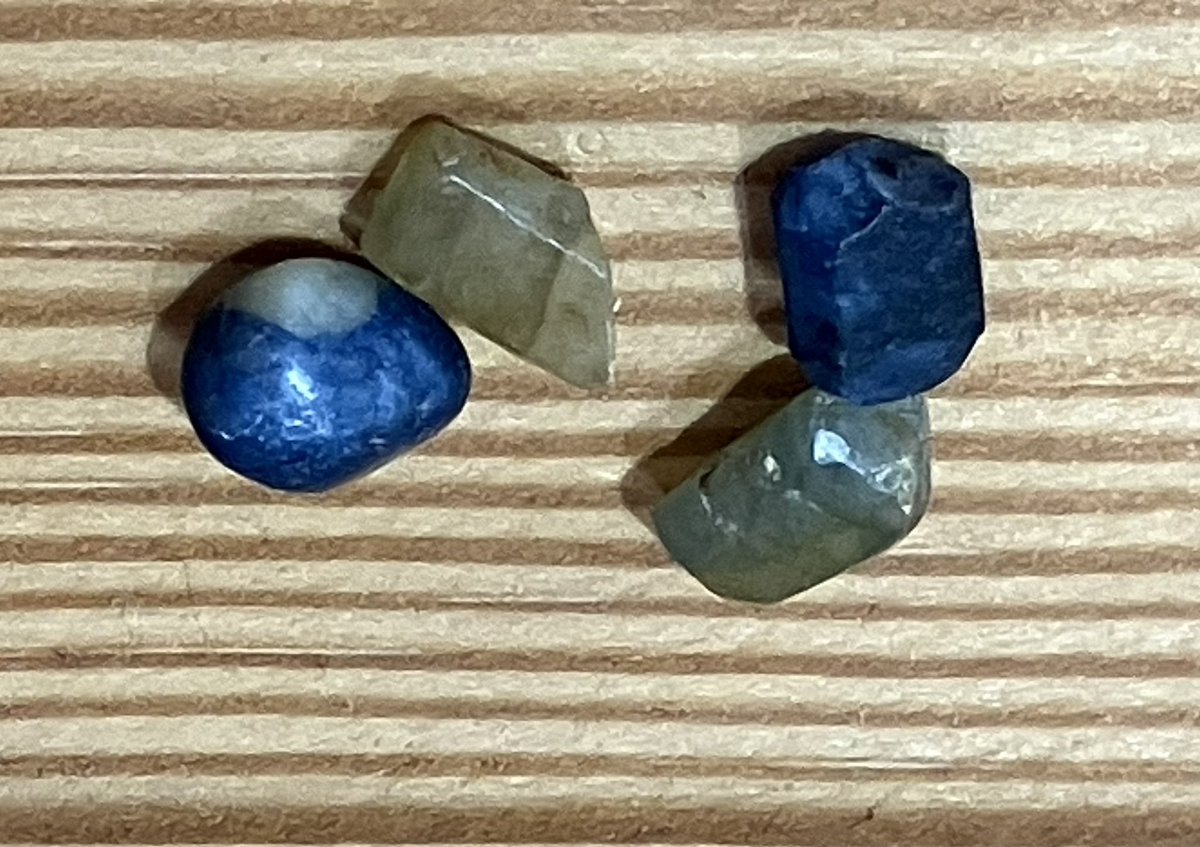 名古屋ミネラルショー続きの続き
アーミージェムさん<a href="/ArmeeGem/">ARMEE GEM</a> の1000円原石よりアパタイトとサファイア
アパタイトのこの色味は素通りできませんでした☺️💕
サファイアはガルバトゥーラ産ということでゴールドシーンサファイアの産地だぁ〜と✨
濃い青とイエローで結晶の形も分かるのでうれしいです😊