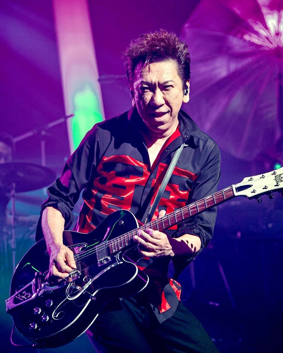 激しいギターサウンドと、前に突き進むような力強いエネルギーがあふれていて、このライブでの表情と重なります🔥。聴いていると、心臓がドキドキして身体が自然と動き出すような感覚になりますし、「自分も前に進もう！」という勇気を与えてくれる曲です。
#布袋寅泰
#HOTEI
#伝説のギタリスト
#BOØWY