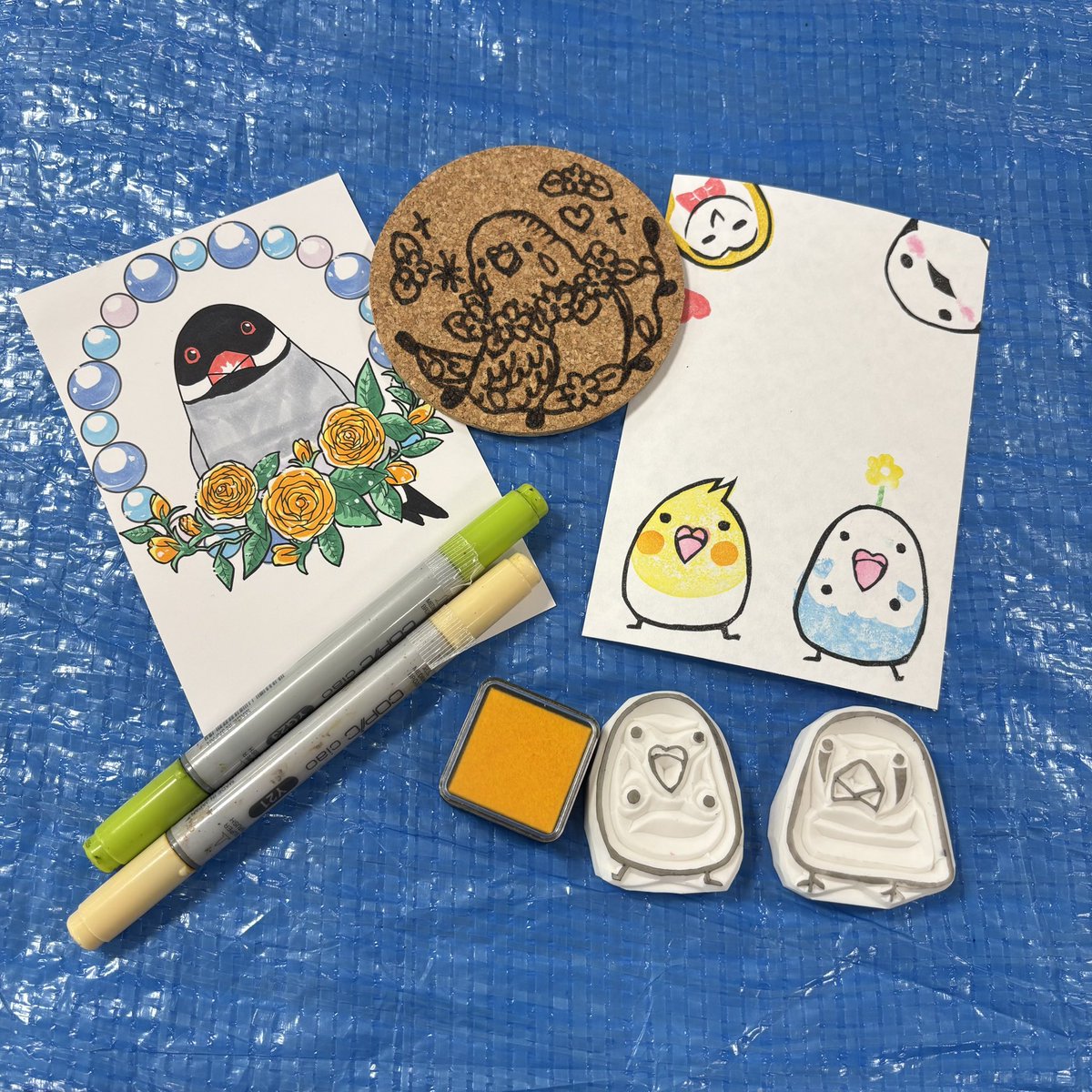 小鳥のアートフェスタ残りあと２日！
レジの横では、コルクコースターやハガキに色をつけたり、消しゴムハンコでスタンプするワークショップを開催中！
18時までとなっております！
記念にぜひ！

＃小鳥のアートフェスタ
＃わくわく野鳥博
＃京急上大岡