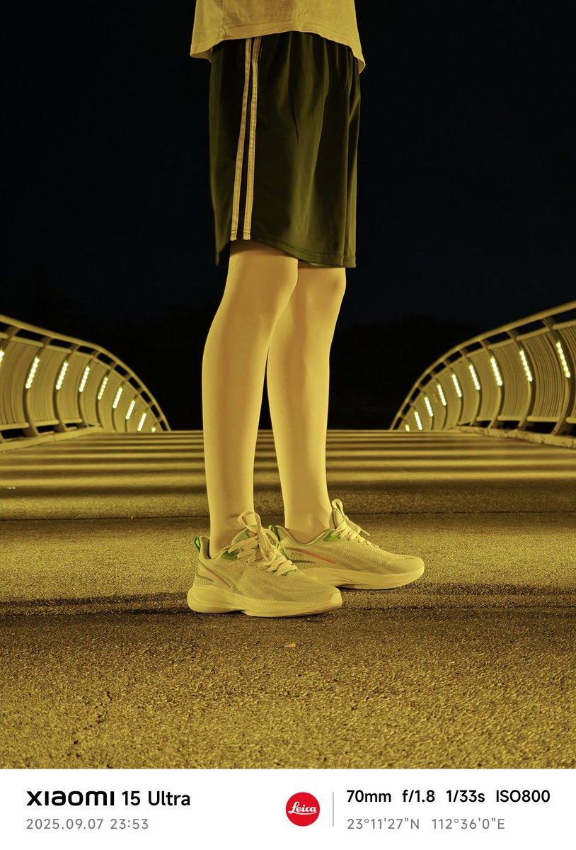 蓝裤子拍成黑裤子了😂
#白丝