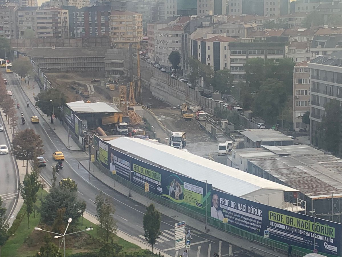 Savunmaya çalıştığımız deprem toplanma alanımıza 72 katlı rezidans yapan şirketi bakın kim savunuyor. 

Şişli'nin son açık deprem toplanma alanlarından birine beton yığan şirketi savunmak da Naci Görür'e kalmış.

Şirket dev bir kratere çevirdiği alanın çevresine Naci Görür'ün