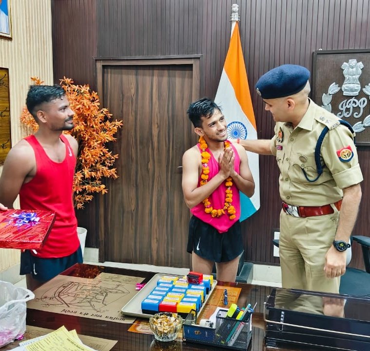 उत्तरप्रदेश

धावक अंश तिवारी और अंबुज यादव बेनीगंज से हरदोई करीब 40 किलोमीटर की रनिंग पूरी कर के पुलिस अधीक्षक कार्यालय हरदोई में पुलिस अधीक्षक नीरज जादौन से मिलने पहुंचे, पुलिस अधीक्षक ने दोनों धावकों का आभार व्यक्त कर उनके उज्ज्वल भविष्य के लिए शुभकामनाएं दीं ।

#Hardoi