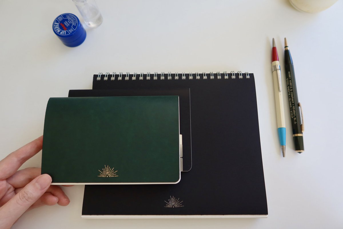 내년 상반기에도 손바닥열매를 쓰시려 계획하시는 분들은 주문을 조금 서둘러주세요. 수량 넉넉히 제작했다 생각했는데 여름동안 많은 사랑받아 손바닥열매 남은 재고 약 1백권대에 진입했습니다. 내년에 두번째 손바닥열매도 펀딩하긴 하겠지만 6월쯤 실제 제품 쥐어보실 수 있으리라 예상합니다.