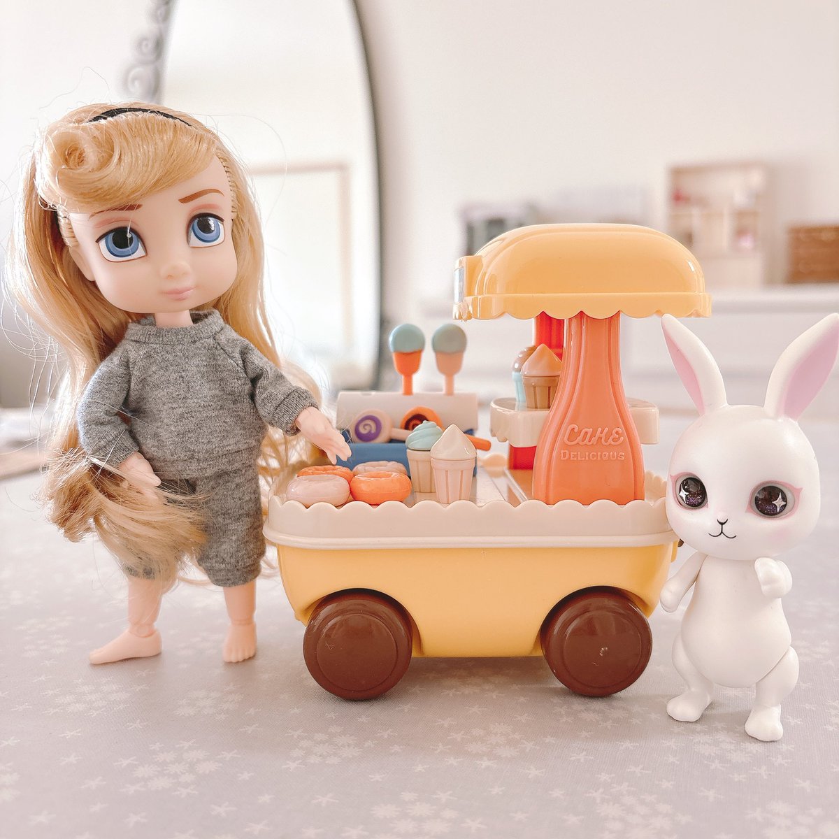 momomomoco_3's tweet photo. スリーピーにキッチンカーがあったよ　ディズニーミニチュアフードはこれでやろうかな、ちょっと小さいかな　取り急ぎサイズ感はこんな感じ、左はオビツ https://t.co/QeSgh2OFpR