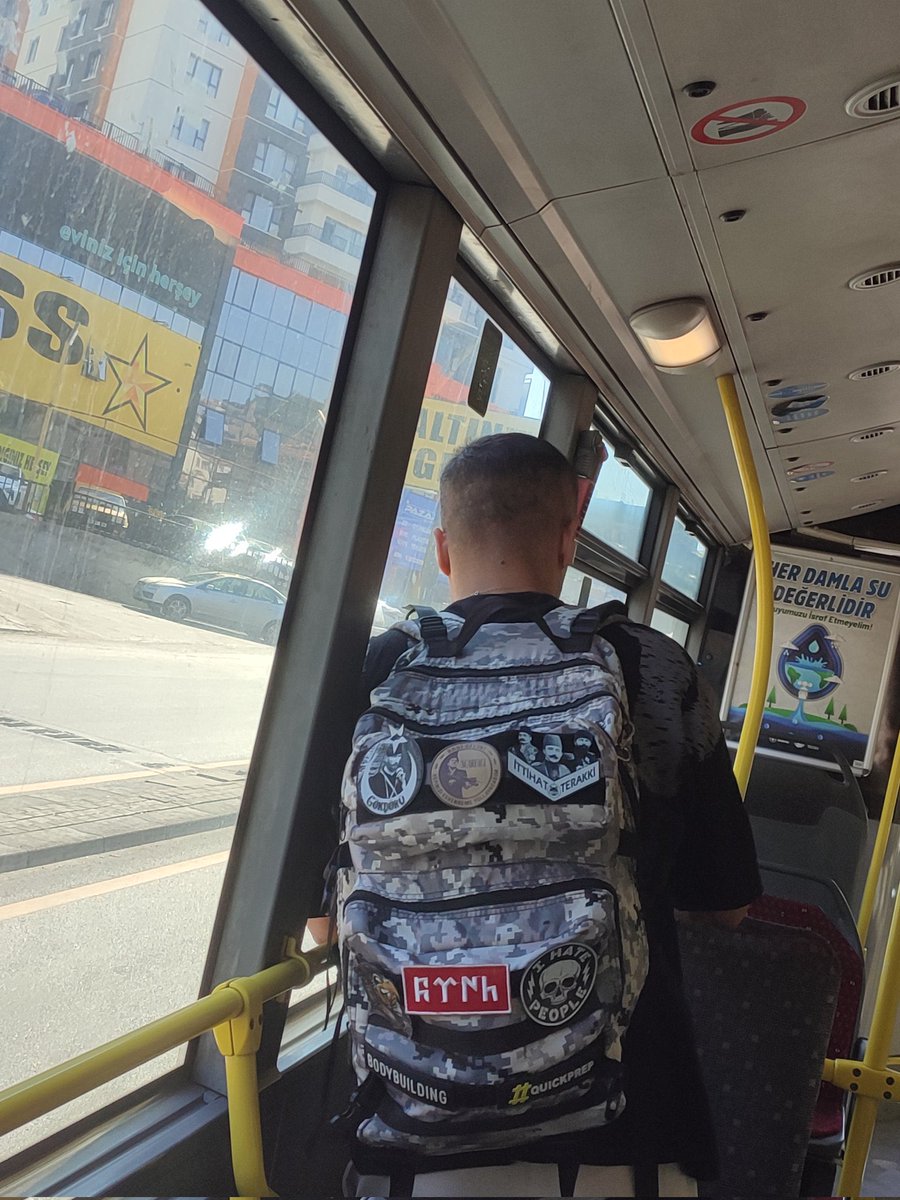 Ankara'da otobüse binen bir gencin sırt çantası.