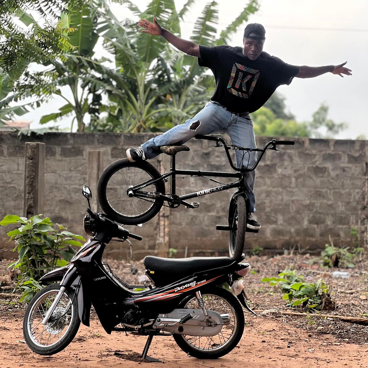 moisekoba34's tweet image. Meet CourageOscar, a young BMX Freestyle rider from 🇧🇯 Benin with a dream to compete on the world stage 🌍.
Every trick is a step closer to that goal. #UCI_BMX_FS 
#FISEWorld
#BMXCommunity
#RideBMX
#BMXIsLife
#BMXWorld
#BMXAfrica 
#ExtremeSports
#BMX #BMXFreestyle #RideBMX