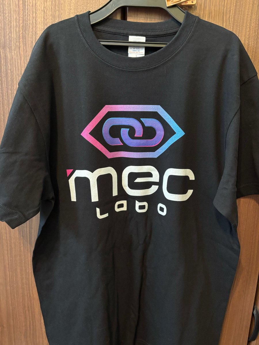0xAtSushi's tweet photo. 登壇の機会が増えてきたので弊社Tシャツを作りました‼️
ビジネスイベントではこいつを正装としてウロウロします
#MECLabo https://t.co/dIQIZ8B7Lt