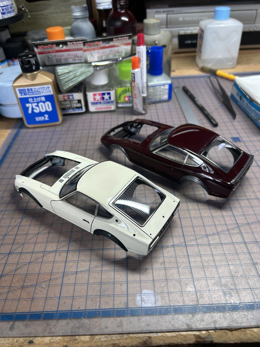 the_3988's tweet photo. タミヤ1/24
NISSANフェアレディ240Z、240ZG
ウインドーの取り付け。ウインドモールドがいい感じです♪オーバーフェンダーにアドラーズネストのリベットを打ち込んでいきます♪
#NISSANフェアレディ240Z
#NISSANフェアレディ240ZG
#タミヤ https://t.co/T7YKKMmK9T
