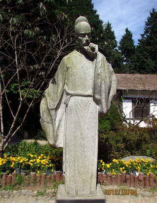 Bai Juyi’s influence was unmatched. Unlike Li Bai and Du Fu, he enjoyed fame in his lifetime, admired by both nobles and commoners. His legacy spread overseas, where he was even more popular, hailed in the UK as “one of China’s greatest poets.”