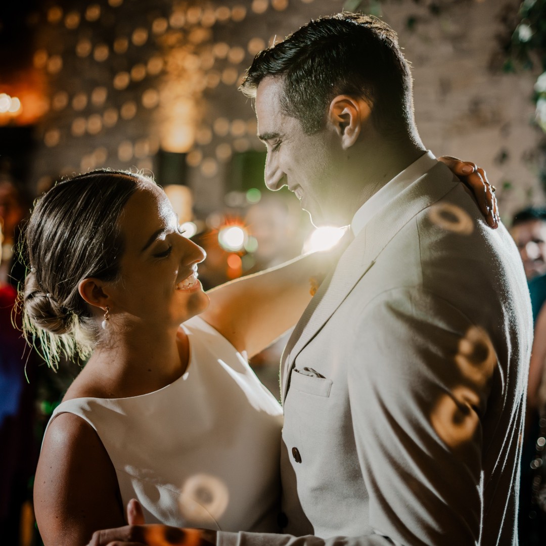 functioncentral's tweet image. From the first song to the last encore, @partyupband kept guests on their feet at Chloe’s wedding at @crippsandco in Cheltenham. The perfect party soundtrack! 🎶💫
📷 @weddingsbyar
Read more about the band here - ow.ly/wLYE50WPBcJ
#weddingplanning #weddingmusic