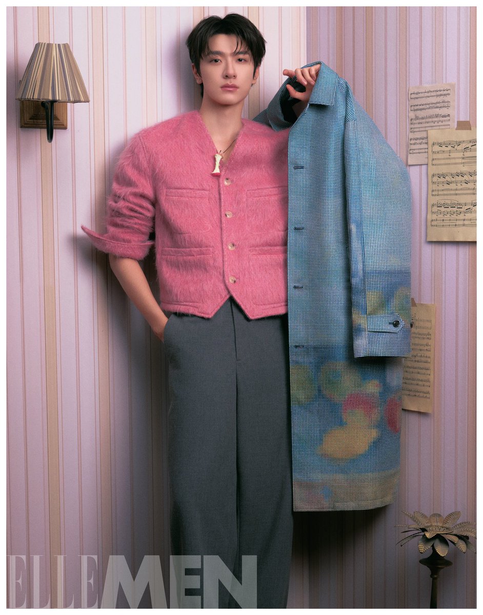 2025.09.08
ELLEMEN’s Weibo Update

“หลินอี” ยอมรับว่า
แม้แต่ในตอนนี้ เขาเองก็ยังไม่กล้าบอกว่ารู้จักตัวเองอย่างถ่องแท้

เขากล่าวว่า
“เพราะตัวผมเองก็ยังคงเปลี่ยนแปลงอยู่เสมอ
หลายๆ การตัดสินใจ ไม่อาจใช้มุมมองเพียงแค่ปัจจุบันมาตัดสินได้”

“และก็ไม่จำเป็นต้องเข้าใจตัวเองตลอดเวลาเสมอไป