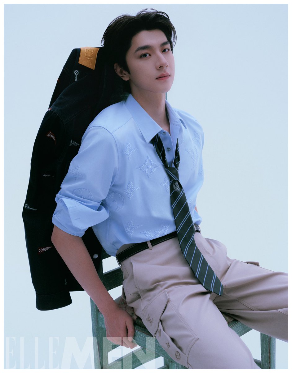 2025.09.08
ELLEMEN’s Weibo Update

“หลินอี” ยอมรับว่า
แม้แต่ในตอนนี้ เขาเองก็ยังไม่กล้าบอกว่ารู้จักตัวเองอย่างถ่องแท้

เขากล่าวว่า
“เพราะตัวผมเองก็ยังคงเปลี่ยนแปลงอยู่เสมอ
หลายๆ การตัดสินใจ ไม่อาจใช้มุมมองเพียงแค่ปัจจุบันมาตัดสินได้”

“และก็ไม่จำเป็นต้องเข้าใจตัวเองตลอดเวลาเสมอไป