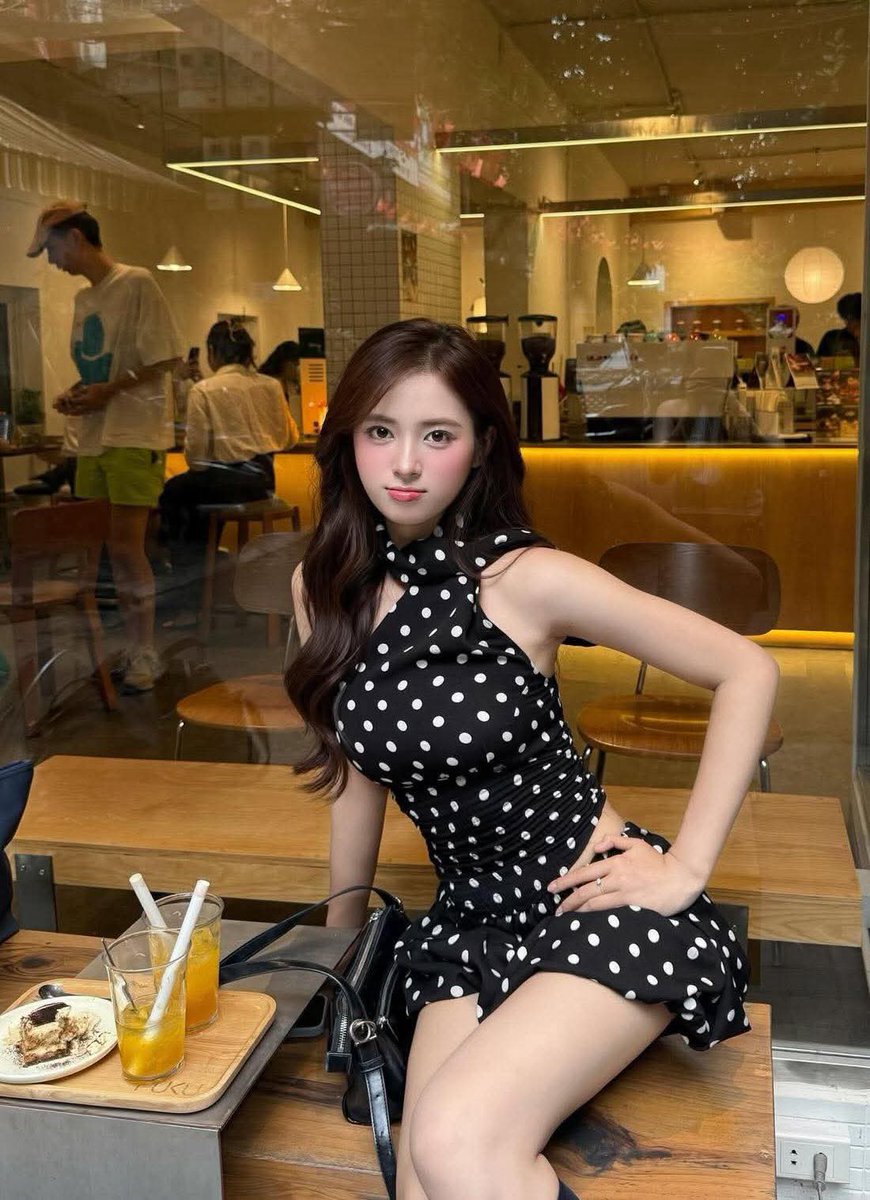 Linh03121989's tweet photo. Nghệ Thuật Tán Gái

📌Công Thức 50/30/20 Khi Trò Chuyện Với Con Gái 💬✨

✅ Khi nhắn tin hay trò chuyện với một cô gái, hãy áp dụng phương pháp 50/30/20:

50% nói về cô ấy
30% nói về những thứ xung quanh
20% nói về bạn

50%: Tập trung vào cô ấy 💖

👉Đây là “chiếc chìa khóa vàng”. Con gái ai cũng thích được quan tâm và lắng nghe.
Bạn có thể đào sâu vào:
👉Sở thích 🎶
👉Ước mơ 🌟
👉Cuộc sống hàng ngày 🏡
👉Bạn bè xung quanh 👭

👉 Đặt câu hỏi và để cô ấy kể nhiều hơn. Chỉ cần chăm chú lắng nghe thôi, bạn đã ghi điểm cực mạnh rồi.

30%: Những điều xung quanh 🌍

Đây là phần “gia vị” để cuộc trò chuyện không bị nhạt.
Bạn có thể nói về:

👉Quán cà phê đang ngồi ☕
👉Bộ phim mới ra 🎬
👉Trò chơi show đang hot 📺
👉Drama trên mạng 🔥

👉 Kiểu này giống như đang tám với bạn thân, vừa thoải mái vừa có vô số chủ đề để nói.

20%: Chia sẻ về bản thân bạn 😎

👉Đừng sa đà kể lể, than thở hay khoe khoang quá mức.
Hãy chia sẻ một cách tự nhiên, vui vẻ:

👉Chuyến du lịch gần đây ✈️
👉Một khóa học kỹ năng bạn đang tham gia 📚
👉Hoặc cả những pha “fail” hài hước trong quá khứ 🤦‍♂️

👉 Sự thật thà và tự nhiên sẽ giúp bạn ghi điểm, thay vì cố gắng “tô màu” bản thân.