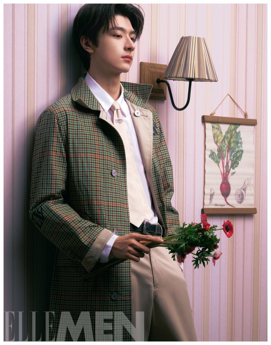 2025.09.08
ELLEMEN’s Weibo Update

“หลินอี” ยอมรับว่า
แม้แต่ในตอนนี้ เขาเองก็ยังไม่กล้าบอกว่ารู้จักตัวเองอย่างถ่องแท้

เขากล่าวว่า
“เพราะตัวผมเองก็ยังคงเปลี่ยนแปลงอยู่เสมอ
หลายๆ การตัดสินใจ ไม่อาจใช้มุมมองเพียงแค่ปัจจุบันมาตัดสินได้”

“และก็ไม่จำเป็นต้องเข้าใจตัวเองตลอดเวลาเสมอไป