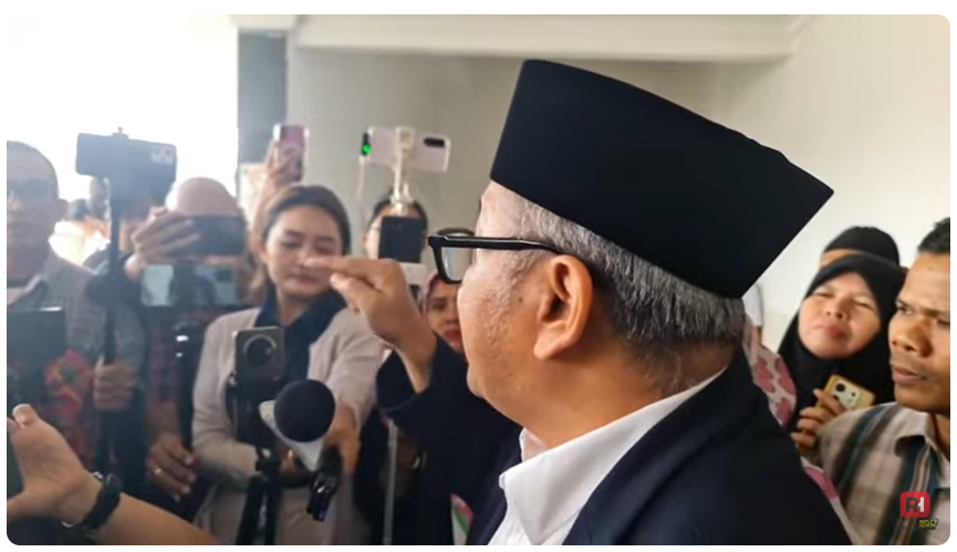 Sidang perdana gugatan Ijazah Gibran (08/09/2025) di PN Jakarta Pusat ditunda, karena tergugat diwakili Jaksa (Pengacara Negara).
Penggugat keberatan, karena yang digugat adalah Gibran sebagai pribadi, bukan Wapres. "Apa urusannya dengan negara, emang siapa dia?" kata penggugat,