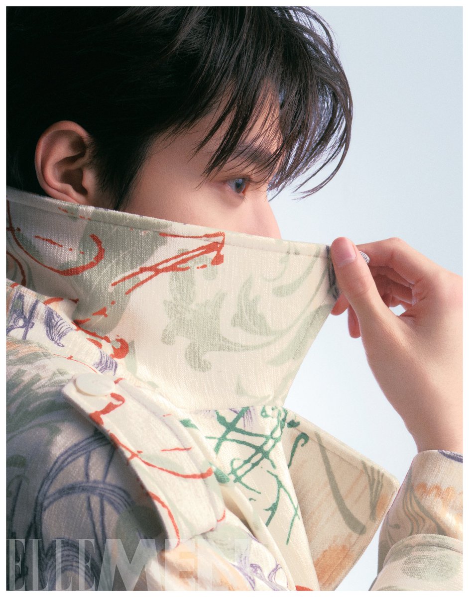 2025.09.08
ELLEMEN’s Weibo Update

“หลินอี” ยอมรับว่า
แม้แต่ในตอนนี้ เขาเองก็ยังไม่กล้าบอกว่ารู้จักตัวเองอย่างถ่องแท้

เขากล่าวว่า
“เพราะตัวผมเองก็ยังคงเปลี่ยนแปลงอยู่เสมอ
หลายๆ การตัดสินใจ ไม่อาจใช้มุมมองเพียงแค่ปัจจุบันมาตัดสินได้”

“และก็ไม่จำเป็นต้องเข้าใจตัวเองตลอดเวลาเสมอไป