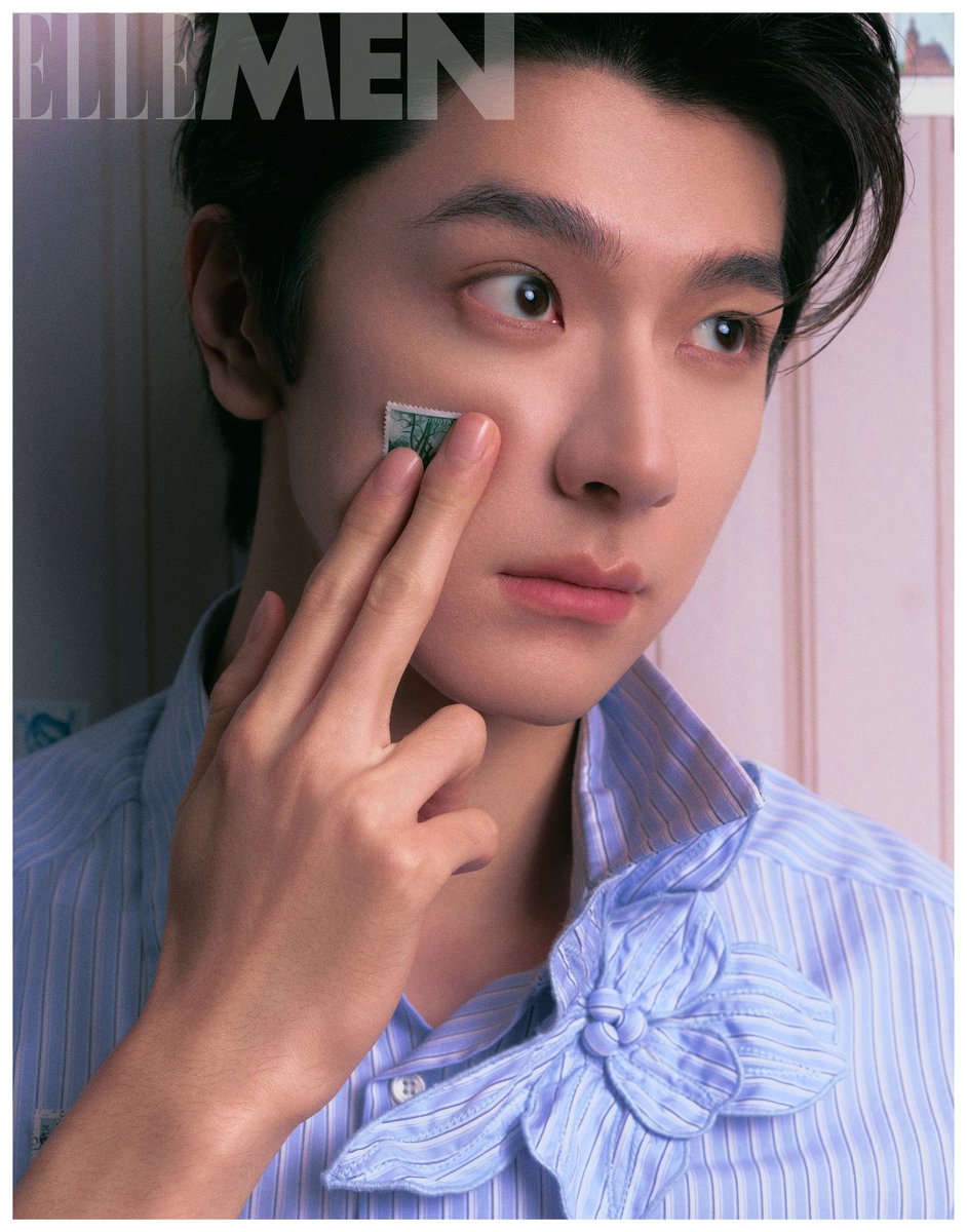 2025.09.08
ELLEMEN’s Weibo Update

“หลินอี” ยอมรับว่า
แม้แต่ในตอนนี้ เขาเองก็ยังไม่กล้าบอกว่ารู้จักตัวเองอย่างถ่องแท้

เขากล่าวว่า
“เพราะตัวผมเองก็ยังคงเปลี่ยนแปลงอยู่เสมอ
หลายๆ การตัดสินใจ ไม่อาจใช้มุมมองเพียงแค่ปัจจุบันมาตัดสินได้”

“และก็ไม่จำเป็นต้องเข้าใจตัวเองตลอดเวลาเสมอไป