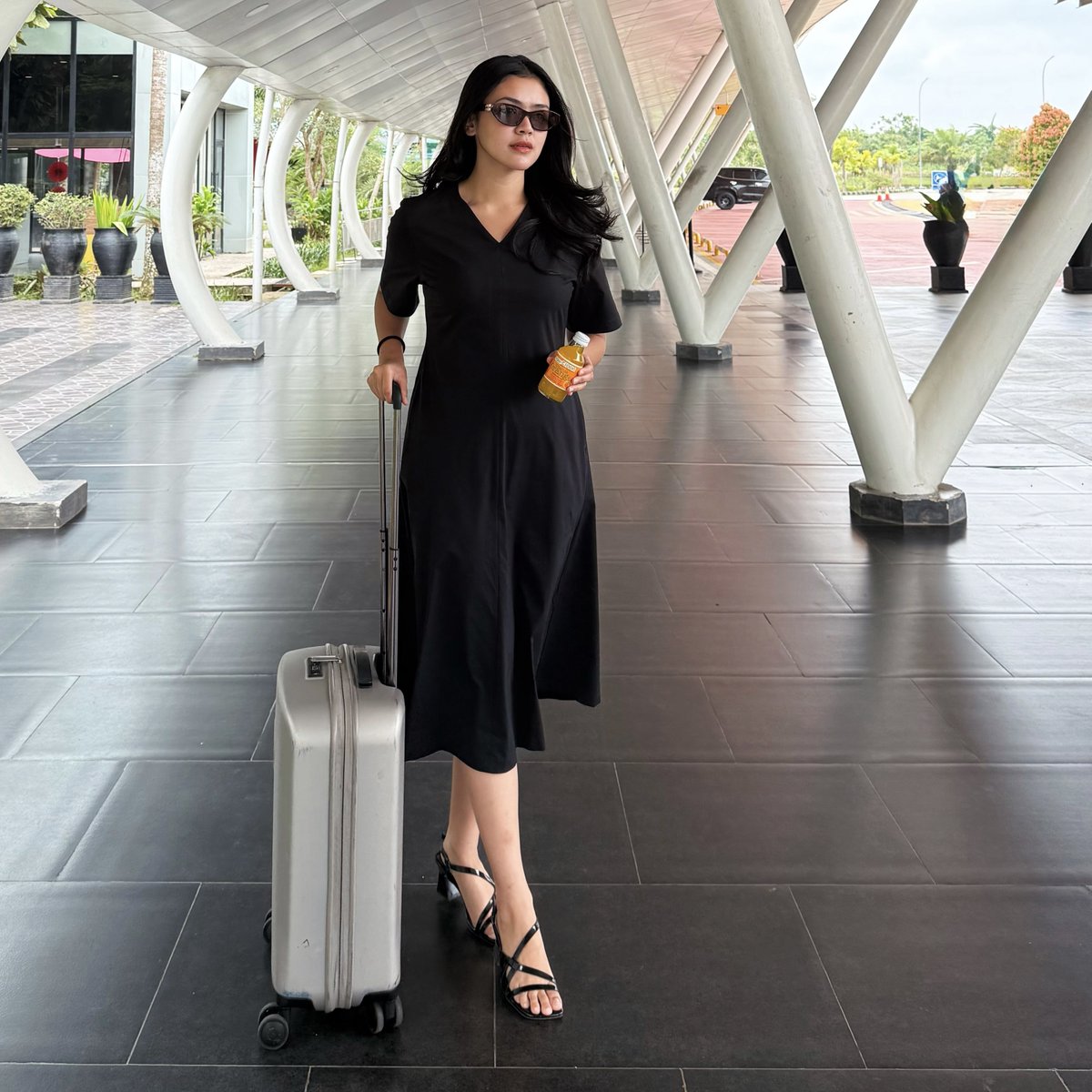 YouC1000Vitamin's tweet photo. Puteri Indonesia vibes spotted π
Sunglasses β
Koper β
YOU.C1000 Vitamin β
Always ready, always fresh πβ¨
#HealthyInsideFreshOutside #YOUC1000Vitamin #VitaminC https://t.co/HtN4FUlWjx