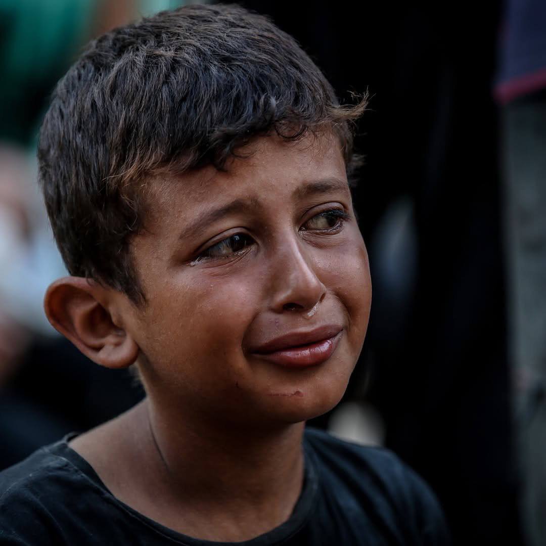 Julio_Rodr_'s tweet photo. Bdía,
Dolor y sufrimiento en las expresivas caras de los niños.
Esta vez, por los muertos en ataques aéreos contra tiendas de campaña y una escuela que albergaba a familias desplazadas en #Gaza.
El #GenocidioEnGaza sigue impune.
#NeverStopTalkingAboutGaza https://t.co/rs5XUVaQrR