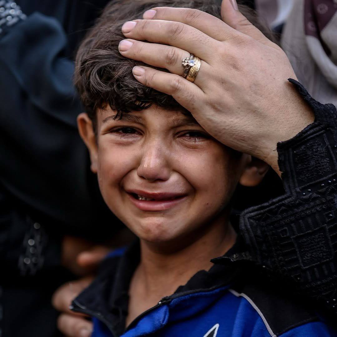 Julio_Rodr_'s tweet photo. Bdía,
Dolor y sufrimiento en las expresivas caras de los niños.
Esta vez, por los muertos en ataques aéreos contra tiendas de campaña y una escuela que albergaba a familias desplazadas en #Gaza.
El #GenocidioEnGaza sigue impune.
#NeverStopTalkingAboutGaza https://t.co/rs5XUVaQrR