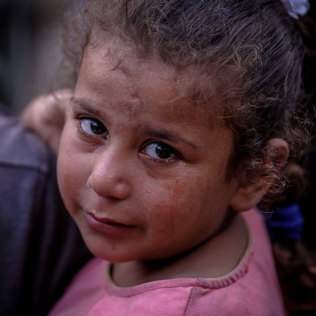 Julio_Rodr_'s tweet photo. Bdía,
Dolor y sufrimiento en las expresivas caras de los niños.
Esta vez, por los muertos en ataques aéreos contra tiendas de campaña y una escuela que albergaba a familias desplazadas en #Gaza.
El #GenocidioEnGaza sigue impune.
#NeverStopTalkingAboutGaza https://t.co/rs5XUVaQrR