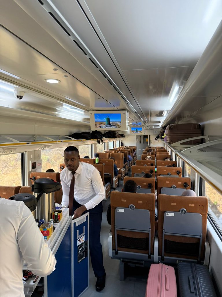 Katazamhondoro's tweet photo. Zimbabwe $60:00
To Mutare
Time taken for 265 kms?

Meanwhile in Tanzania
To Morogoro $12.50 ( one way business)
Time taken for 1hr40 for 200kms https://t.co/xhsroPyMrL